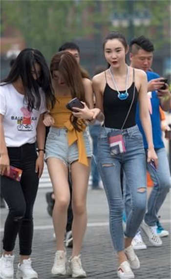 他隔着肚兜握住她的柔软