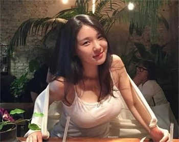 宝宝腿趴开点就不会疼了