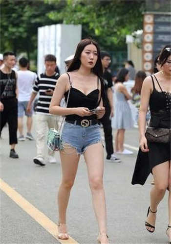 戴绿帽子的女老板蘑菇