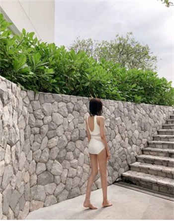 旗袍女神背后一辆车