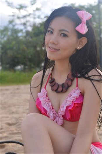 女邻居洗澡经常不关窗户