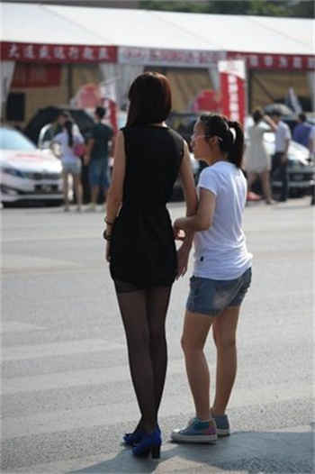 被风吹动的已婚妇女