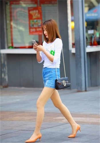 输一局少一件衣服游戏