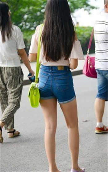 女主播沫沫窗户反光视频