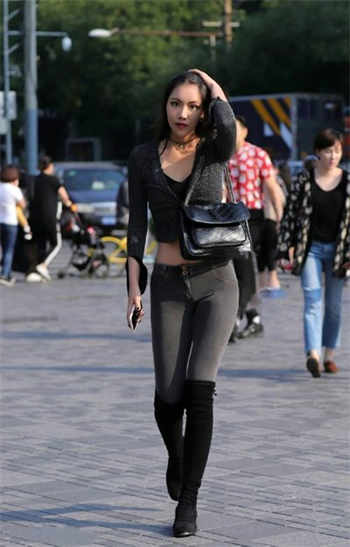 妻子当丈夫的面与情人拥抱