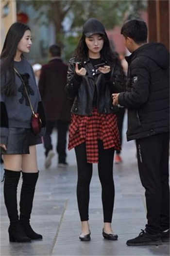 抖音很火的戴眼镜的妹子