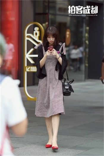 旗袍女神背后一辆车
